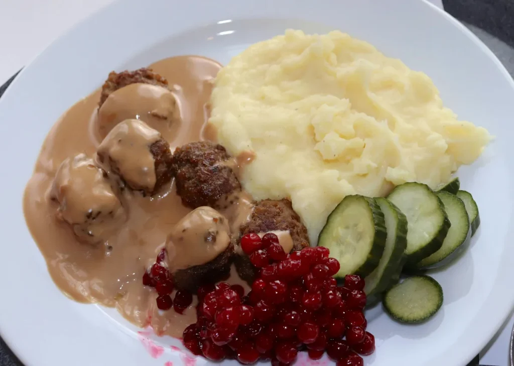 svensk klassiker, köttbullar med gräddsås, lingon och potatismos