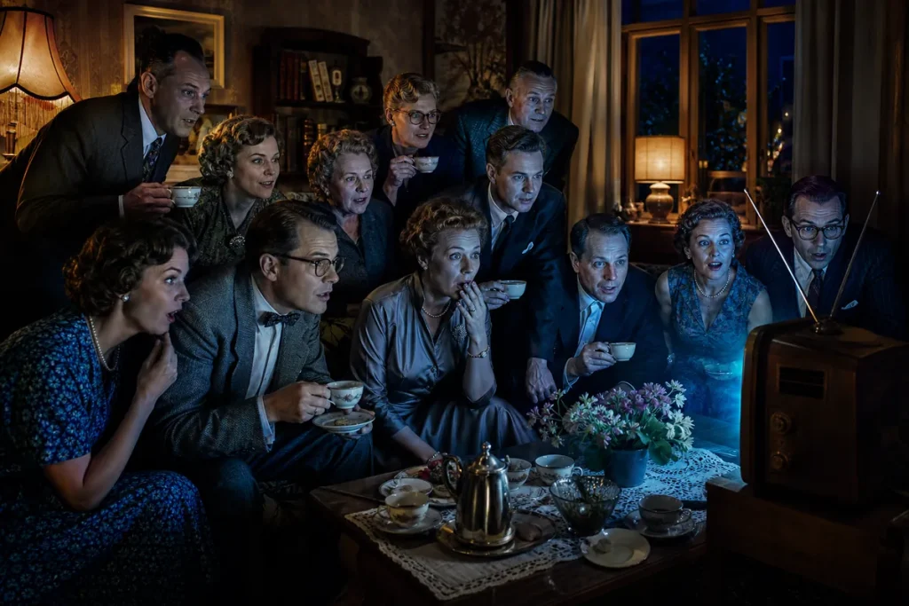 Illustration av grannar som trängs i ett vardagsrum framför en liten flimrande tv